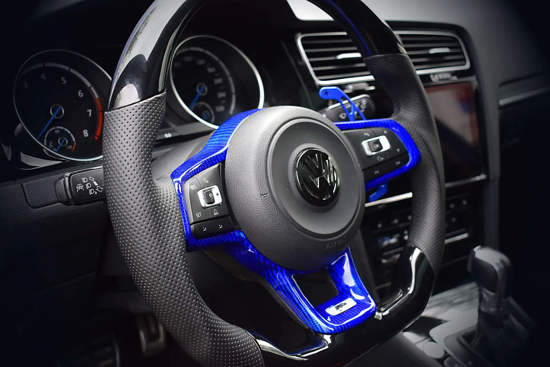 Volkswagen-Lenkrad mit blauen Zierelementen und Multifunktionstasten