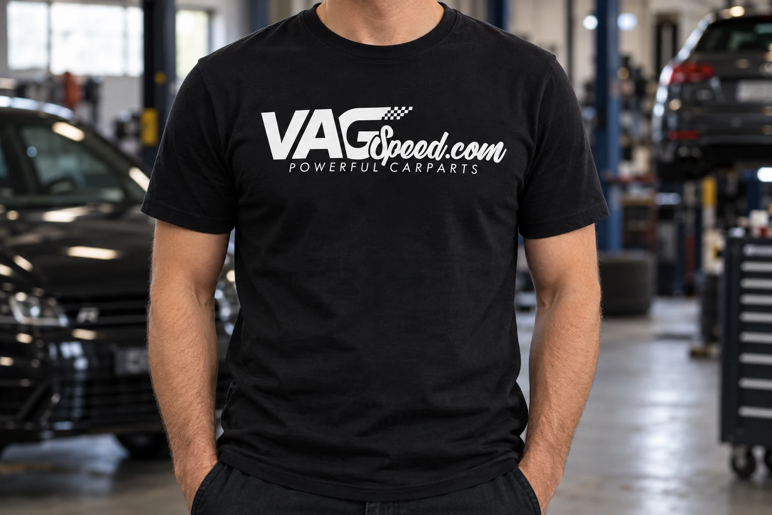 Shirt-Mockup: getragenes schwarzes T-Shirt mit weißem VAGSpeed.com-Logo